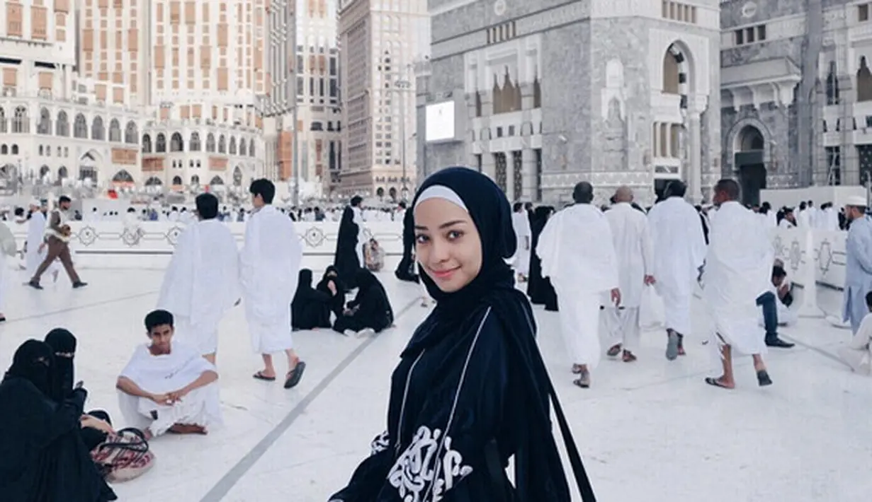 Niki nampaknya sangat bahagia ketika bertemu hari yang suci ini. Di hari terakhir puasa, Niki yang kembali berpisah dengan bulan Ramadan di tahun ini, juga mengunggah sebuah fotonya mengenakan hijab. (Instagram/Nikitawillyofficial94)