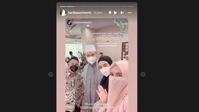 Kartika Putri Umumkan Sudah Negatif Covid-19, Langsung Temani Habib Usman bin Yahya Main Sepak Bola. (instagram.com/kartikaputriworld)