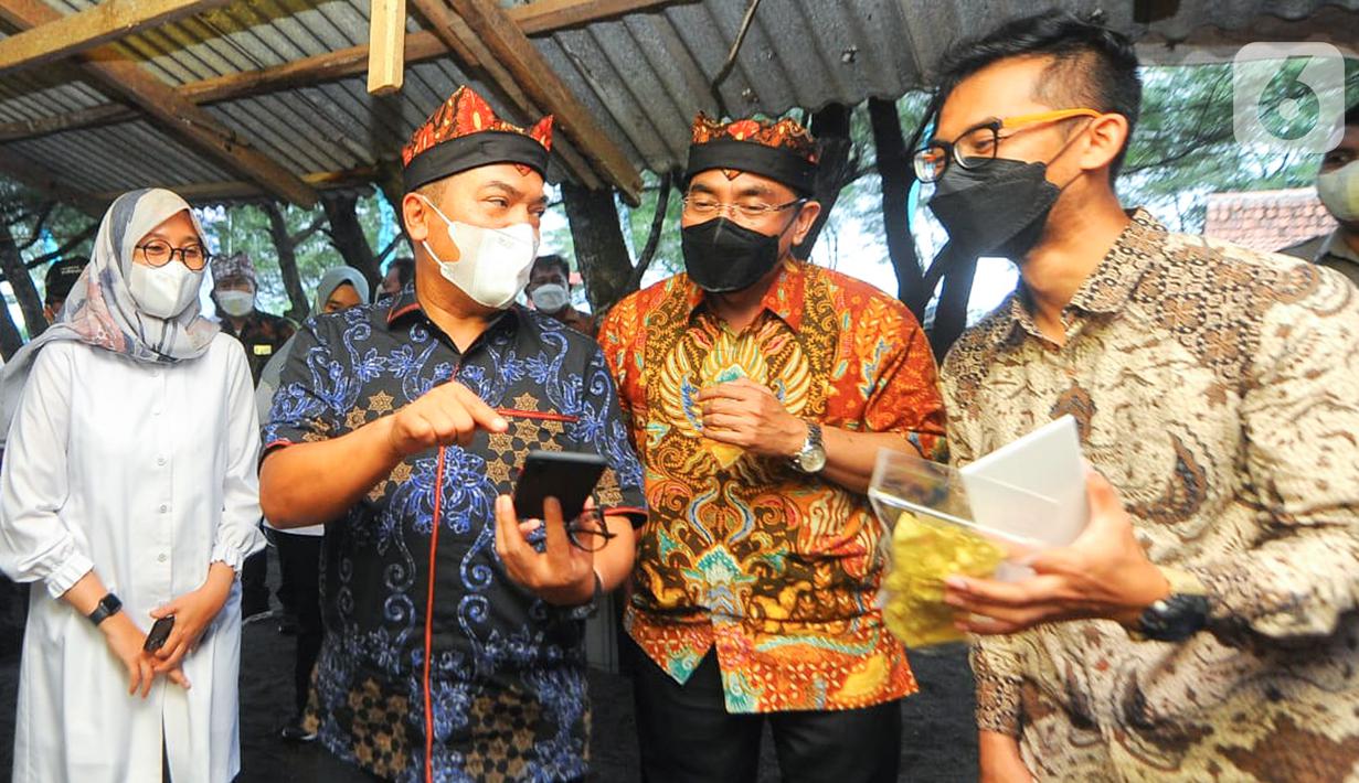 Direktur Compliance and Legal Bank BTN Eko Waluyo (tengah) berbincang dengan pelaku UMKM di Kabupaten Banyuwangi. Bank BTN memberi bantuan sarana prasarana UMKM serta pelatihan untuk para pelaku UMKM khususnya di destinasi wisata Pantai Cemara. (Liputan6.com/HO/Hedi)