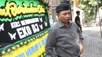 Komedian Kadir saat melayat ke rumah duka Alm Eko Koeswoyo alias Eko DJ di kawasan Pondok Kelapa, Jakarta, Selasa (28/3). Eko Dj meninggal dunia karena penyakit jantung dan gagal ginjal yang dideritanya. (Liputan6.com/Herman Zakharia)