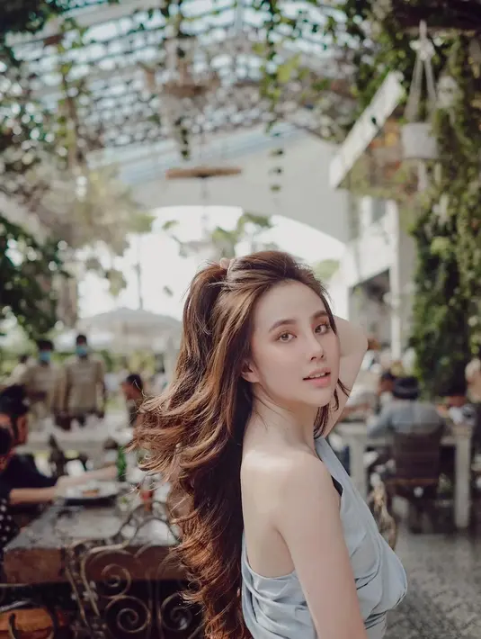 "Gimana mempertahankan sebuah pertemanan yang harusnya nggak dipertahankan lagi karena melukai berbagai pihak. Terus aku juga takut nantinya malah jadi kita yang jadi toxic ke depannya," jelasnya.  (Instagram/agatha_chelsea)