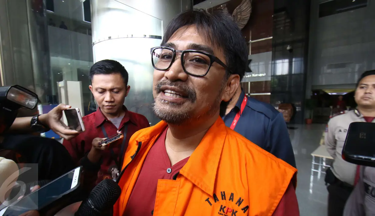Tersangka Choel Mallarangeng menjawab pertanyaan awak media di Gedung baru KPK, Jakarta, Jumat (24/2). Choel diduga korupsi proyek Hambalang, tahun anggaran 2010-2012. (Liputan6.com/Helmi Afandi)