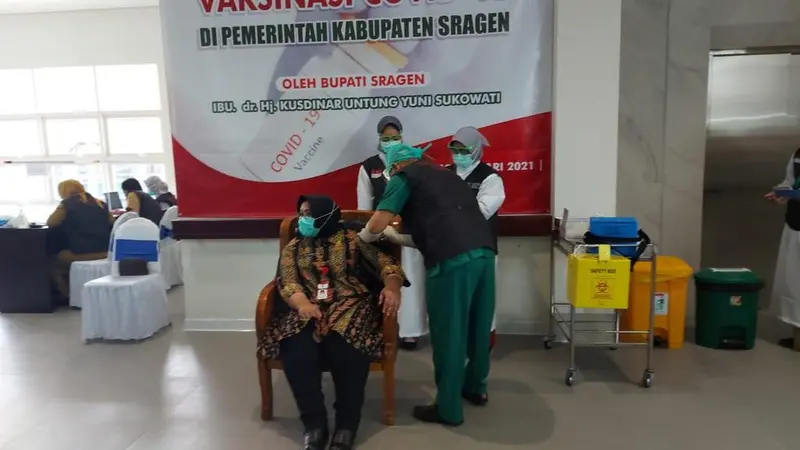 Bupati Sragen Kusdinar Untung Yuni Sukowati Disuntuk Vaksin Covid-19