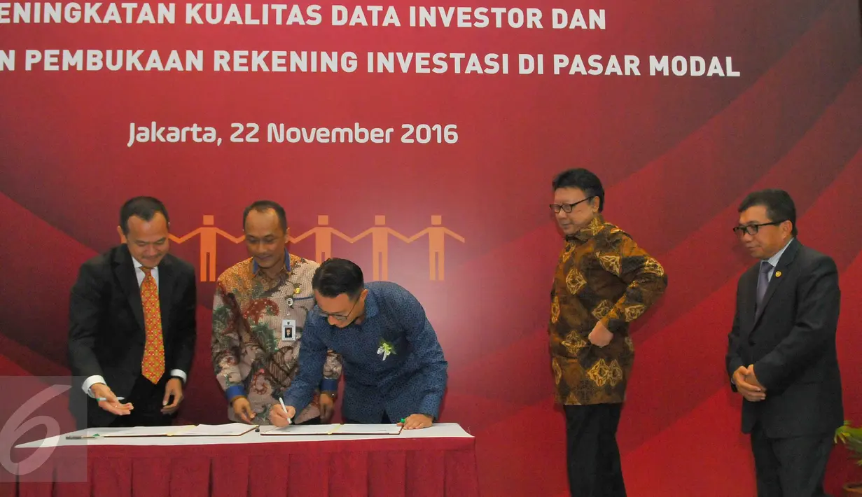 Mendagri Tjahjo Kumolo menyaksikan penandatangan kerja sama pemanfaatan data kependudukan dengan 100 pelaku usaha Bursa Efek Indonesia (BEI) di Jakarta, Selasa (22/11). Penandatangan kerja sama ini masuk dalam kategori MURI. (Liputan6.com/Angga Yuniar)