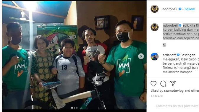 Bocah Korban Perundungan Terima Hadiah Sepeda (Foto: Akun Instagram @ndorobeii)