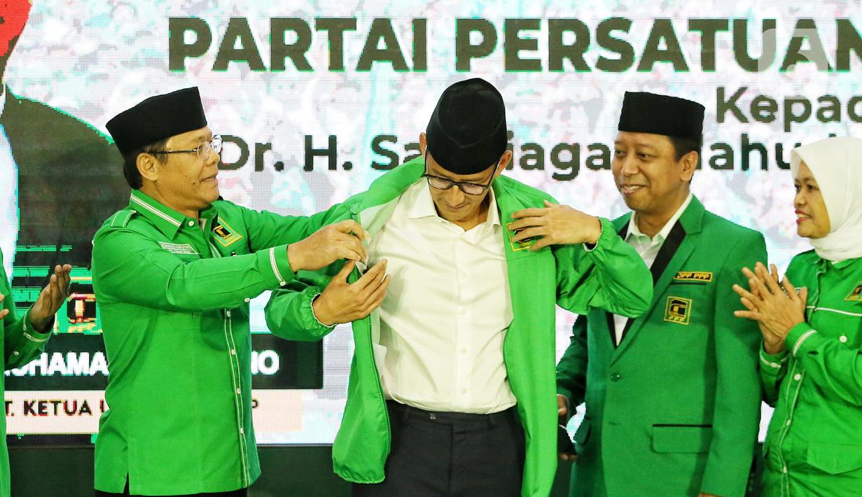 Sandi dikenakan jaket hijau muda berlambang Ka'bah oleh Plt Ketua Umum PPP, Muhamad Mardiono. (Liputan6.com/Angga Yuniar)