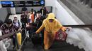 Para pemudik berjalan menaiki anak tangga saat tiba di Stasiun Senen, Jakarta, Senin, (20/7/2015). Dipredeksikan puncak arus balik di stasiun pasar senen akan terjadi pada hari Selasa atau Rabu. (Liputan6.com/Herman Zakharia)
