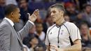 Pelatih Phoenix Suns, Earl Watson (kiri) melakukan protes kepada wasit, Scott Foster pada laga NBA basketball game, (3/1/2017) di US Airways Center, Phoenix.  Suns menang 99-90. (AP/Ross D. Franklin)