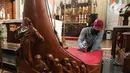 Pekerja memperbaiki bangku saat melakukan persiapan jelang ibadah Natal di Gereja Katedral, Jakarta, Jumat (23/12/2022). Menjelang peringatan Natal pada Minggu (25/12) mendatang, Gereja Katedral Jakarta melakukan persiapan bersih-bersih dan pemasangan dekorasi. (Liputan6.com/Herman Zakharia)