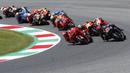 Pembalap Ducati Francesco Bagnaia (kiri depan) dan pembalap Yamaha Fabio Quartararo memimpin balapan selama MotoGP Mugello di Sirkuit Mugello, Scarperia, Italia, Minggu (30/5/2021). Fabio Quartararo berhasil meraih posisi pertama. (AP Photo/Antonio Calanni)