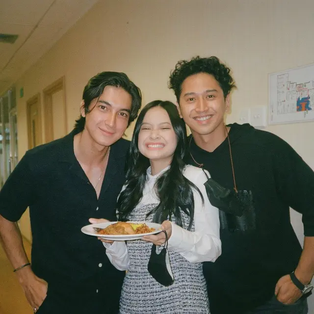 Tetap Profesional, Ini 6 Potret Hanggini dan Junior Roberts di Balik Layar Geez & Ann Series