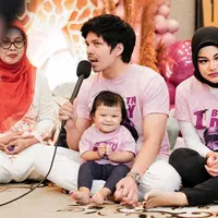 Unggahan Atta Halilintar dan Aurel Hermansyah ini pun banjir doa dari banyak netizen. Tak sedikit pula netizen yang dibuat gemas dengan tingkah Ameena. (Liputan6.com/IG/@attahalilintar)