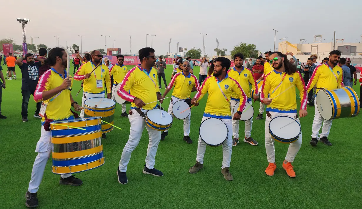 Para suporter yang memadati Fan Festival di Al bidda Park juga disuguhi hiburan berupa penampilan grup drum band dari warga lokal. (Dok. SCM)