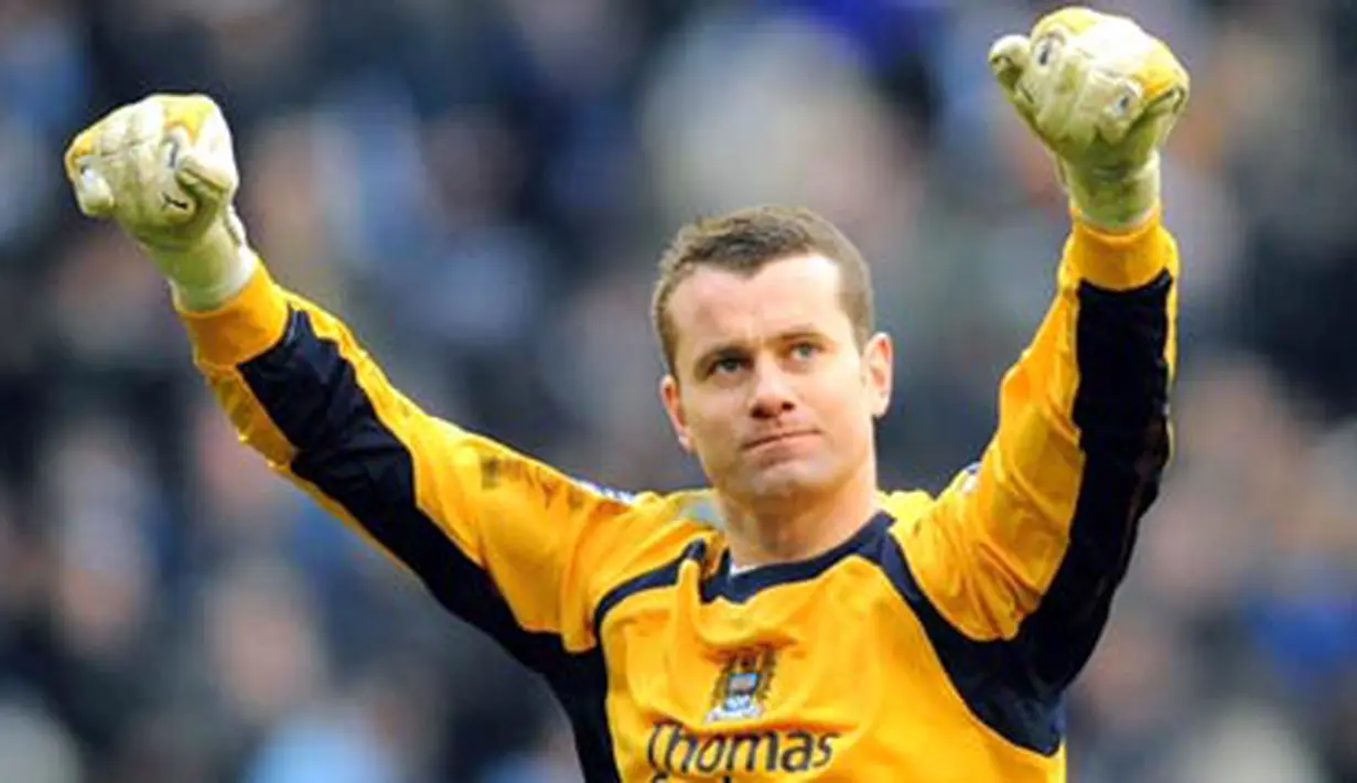 Manchester City&#039;s goalkeeper Shay Given celebrates after his sides 1-0 win over Middlesbrough during English Premier league match at City of Manchester Stadium in Manchester, on February 7, 2009. AFP PHOTO/ANDREW YATES
