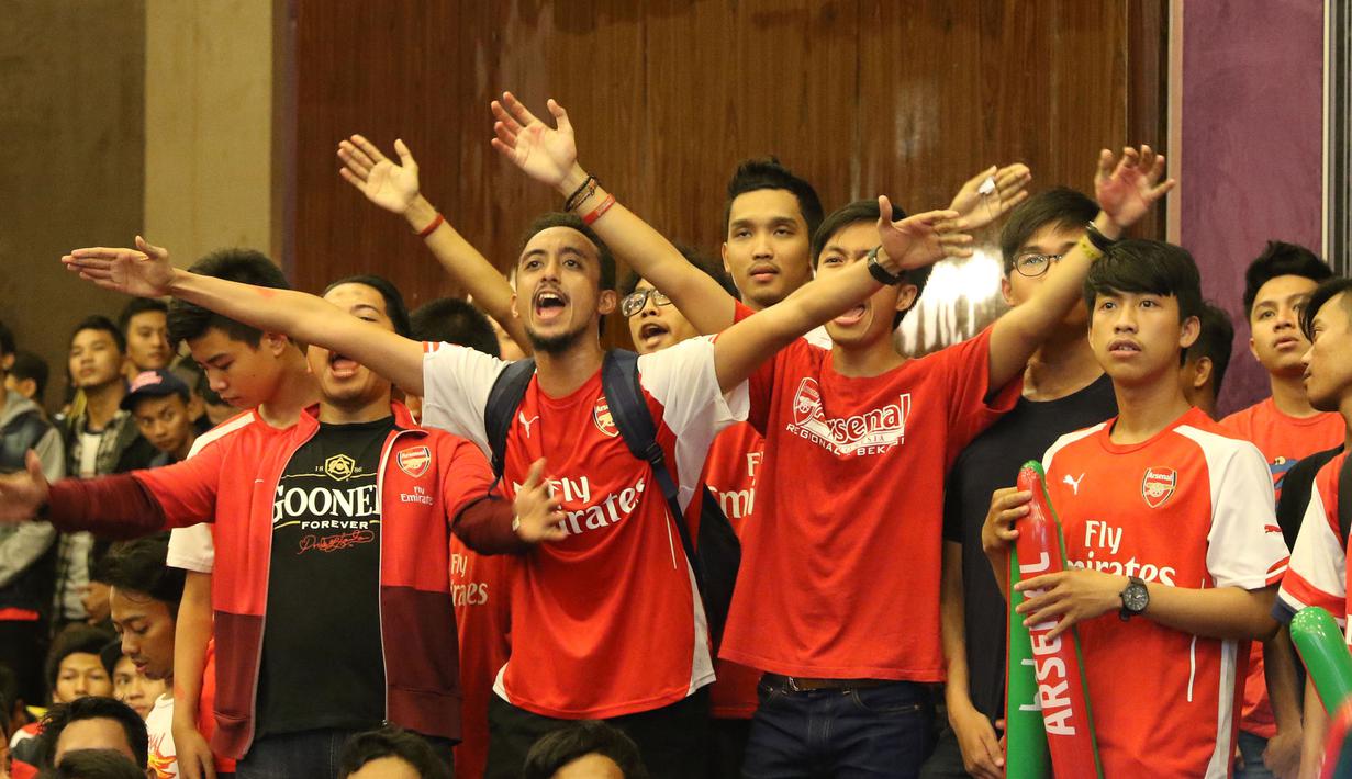 Suporter Arsenal meneriakkan yel-yel saat nonton bareng Liga Premier Inggris antara Chelsea melawan Arsenal di Hotel Amaroossa Grande, Bekasi. Sabtu (19/9/2015). (Bola.com/Arief Bagus)