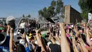Suasana saat ratusan warga menyambut kedatangan Paus Fransiskus di Gereja Maipu di Santiago, Chili (18/1). (AP Photo / Natacha Pisarenko)