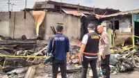 Polisi menginvestigasi kasus pembakaran rumah wartawan Rico Sempurna Pasaribu di jalan Nabung Surbakti, Kabupaten Tanah Karo. (Merdeka.com/Bachtiarudin Alam)