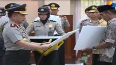 Selain kenaikan pangkat luar biasa, 6 anggota polisi yang gugur di Mako Brimob juga menerima bantuan perumahan.