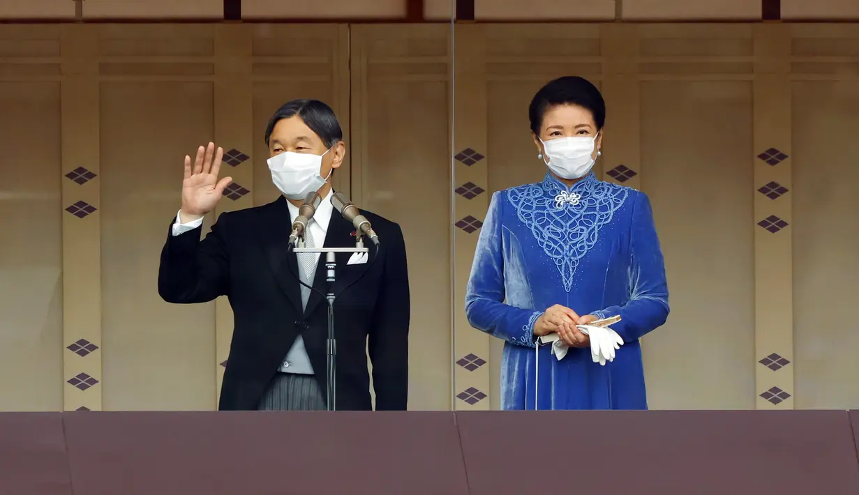 Kaisar Jepang Naruhito (kiri) bersama Permaisuri Masako melambai ke hadirin saat perayaan ulang tahunnya di Istana Kekaisaran, Tokyo, Jepang, Kamis (23/2/2023). Warga Jepang ramai-ramai datang untuk mengucapkan selamat kepadanya Kaisar Jepang Naruhito saat perayaan ulang tahunnya yang ke-63. (Rodrigo Reyes Marin/Pool Photo via AP)