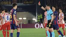 Bek Barcelona, Pau Cubarsi, mendapatkan kartu merah dari wasit Istvan Kovacs saat menghadapi Atletico Madrid di leg pertama perempat final Liga Champions 2025/2026 di Camp Nou, Kamis (9/4/2026) dini hari WIB. (Lluis GENE / AFP)