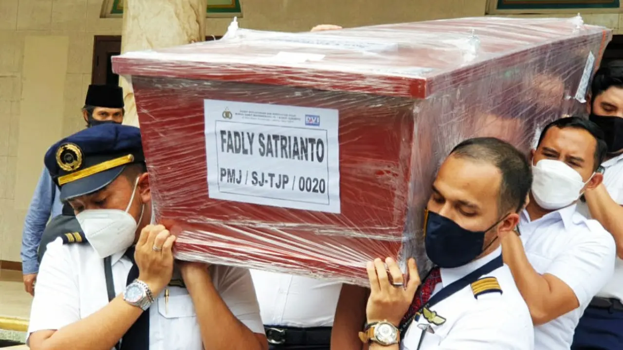 Jenazah Fadly Satrianto saat tiba di Surabaya. (Dian Kurniawan/Liputan6.com)