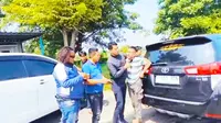 Polda Jatim menangkap sebanyak 7 terduga pelaku penculikan santri Ponpes Metal, Pasuruan di Gresik. (Foto: Liputan6.com/Dian Kurniawan)