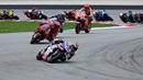 Pembalap Prima Pramac Jorge Martin (tengah) memimpin balapan MotoGP Malaysia 2022 di Sirkuit Internasional Sepang, Sepang, Malaysia, Minggu (23/10/2022). Francesco Bagnaia sukses menjadi juara MotoGP Malaysia 2022 disusul Enea Bastianini dan Fabio Quartararo. (MOHD RASFAN/AFP)