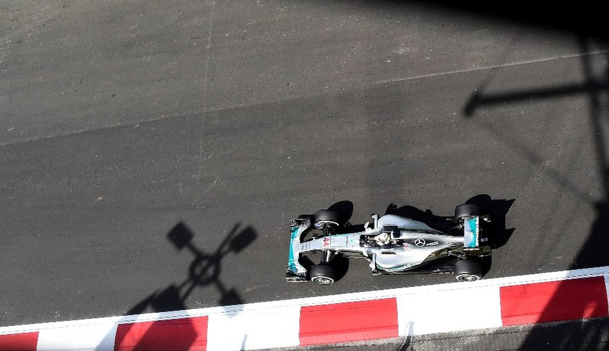 Kemenangan Lewis Hamilton pada F1 GP Meksiko di Sirkuit Autodromo Hermanos Rodriguez, Senin (31/10/2016) dini hari WIB ini berhasil memangkas gap dengan pemuncak klasemen, Nico Rosberg, menjadi 19 poin. (AFP/Alfredo Estrella)