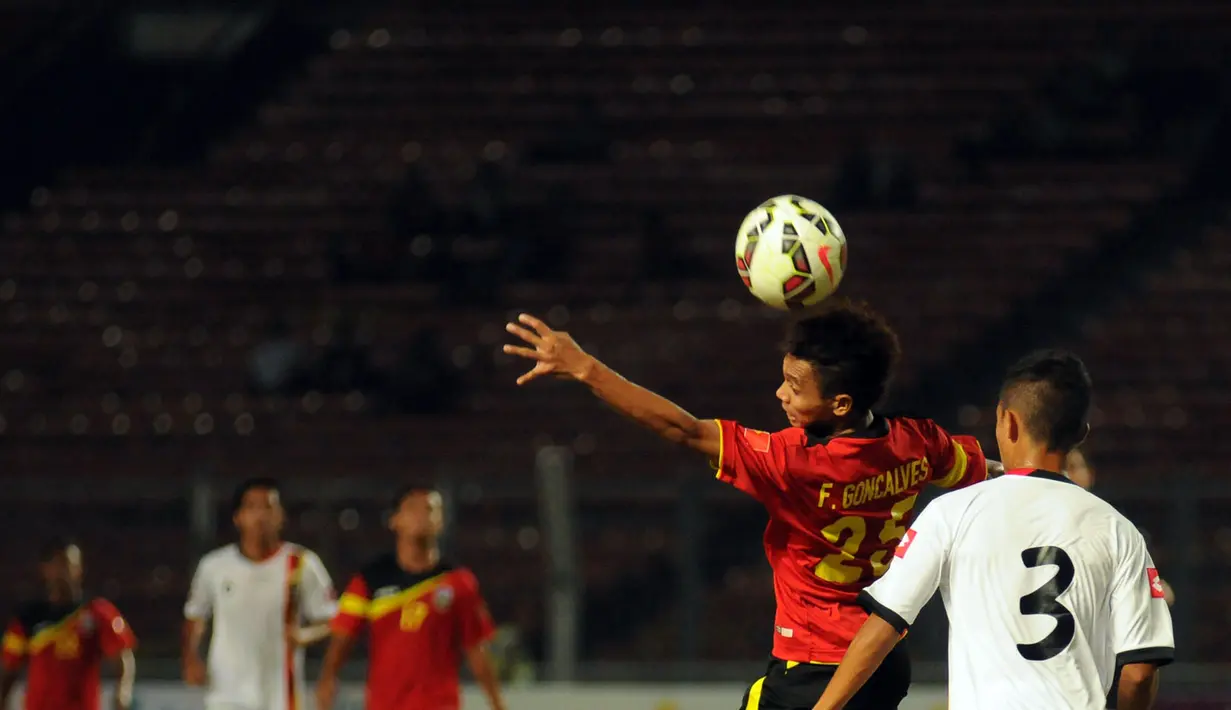 Penyerang timnas Timor Leste U-23, Feliciano Pinheiro Goncalves (kanan) menahan bola saat laga melawan Brunei Darussalam di kualifikasi grup H Piala Asia 2016 di Stadion GBK Jakarta, (31/3/2015). Timor Leste unggul 3-0. (Liputan6.com/Helmi Fithriansyah)