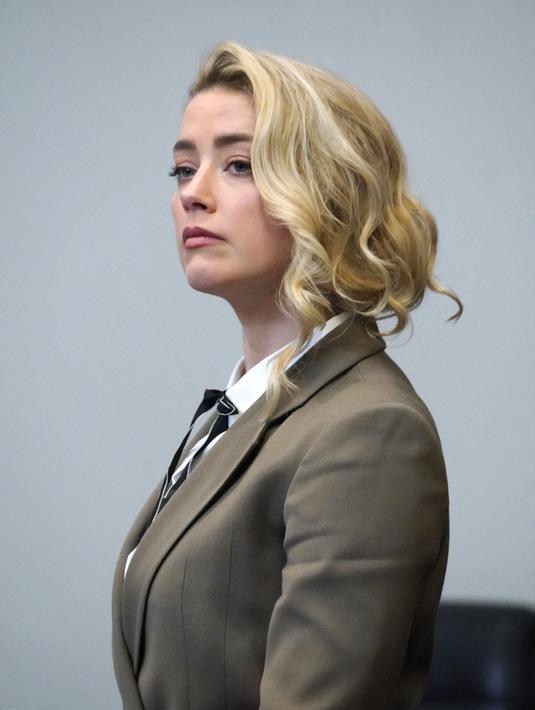 Aktris Amber Heard menyaksikan juri tiba di ruang sidang di Fairfax County Circuit Courthouse, Fairfax, Virginia, Amerika Serikat, 23 Mei 2022. Dr Julian De Silva dari Harley Street mengatakan, setelah teknik pemetaan wajah baru menggunakan komputer ditetapkan dan algoritma untuk titik penanda kunci pada wajah dibuat, dia memutuskan menguji sistem tersebut pada beberapa wanita tercantik di dunia. (Steve Helber/POOL/AFP)