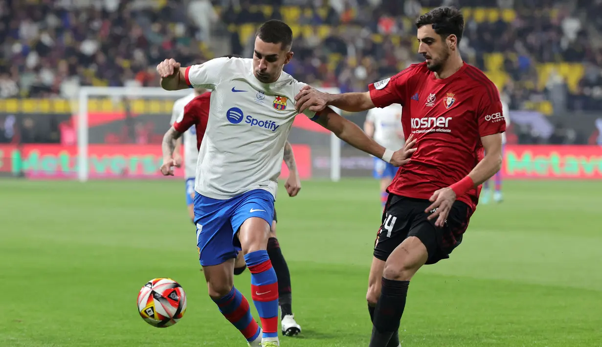 Pemain Barcelona, Ferran Torres (kiri) berebut bola dengan pemain Osasuna, Alejandro Catena pada babak semifinal Piala Super Spanyol di Stadion Al-Awwal, Riyadh, Arab Saudi, Kamis (11/01/2024). (AFP/Giuseppe Cacace)