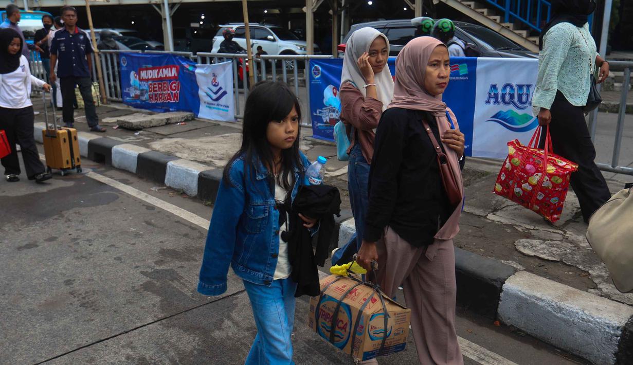 Gelombang pertama puncak arus balik Lebaran akan terjadi pada Rabu 25 Maret 2026 pagi. Tampak dalam foto, penumpang bus Antar Kota Antar Provinsi (AKAP) saat tiba di Terminal Kampung Rambutan, Jakarta Timur, Rabu (25/3/2026). (Kapanlagi.com/Budy Santoso)