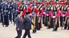 Presiden Republik Indonesia, Prabowo Subianto (kanan) bersama Presiden Korea Selatan Lee Jae myung memeriksa barisan kehormatan selama upacara penyambutan di Kantor Kepresidenan, Seoul pada Rabu 1 April 2026. Usai kunjungan kenegaraan di Jepang, Presiden Republik Indonesia, Prabowo Subianto, melanjutkan lawatannya ke Korea Selatan. (YONHAP/AFP)