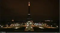 Menara Eiffel berduka atas teror Inggris di London. (Reuters)