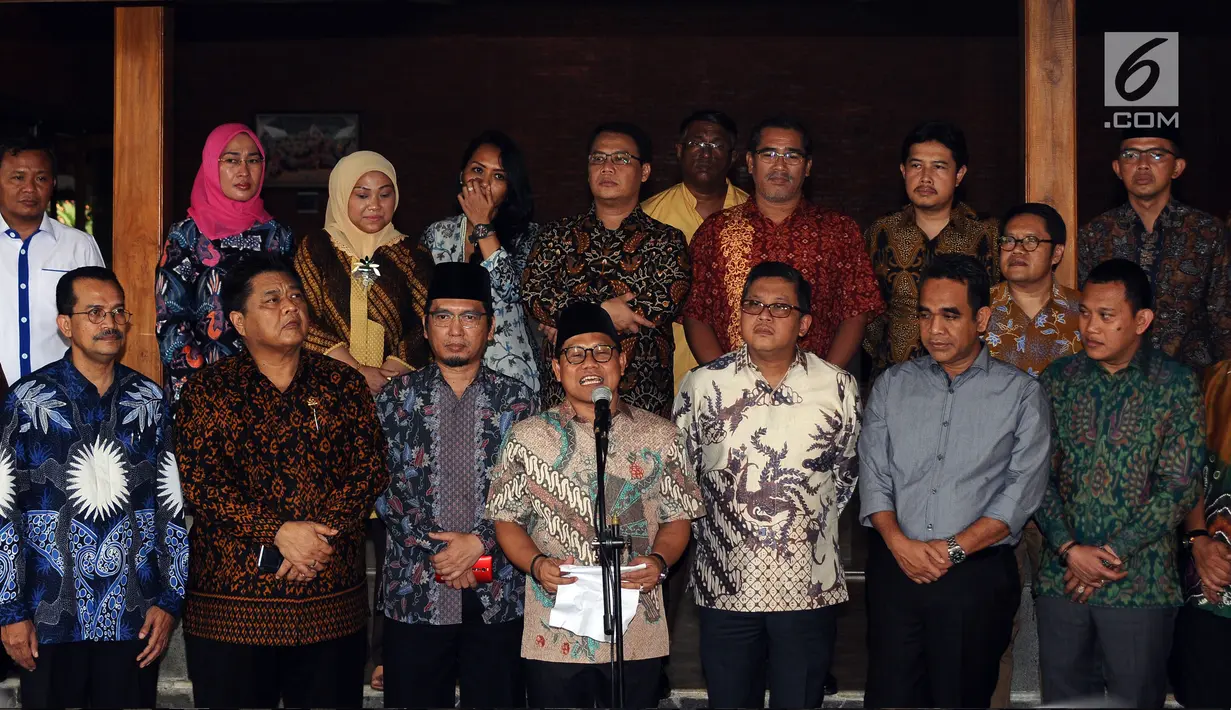 Ketua Umum PKB, Muhaimin Iskandar (tengah) memberi keterangan usai melakukan pertemuan dengan tokoh lintas agama dan partai di Jakarta, Selasa (23/5). Pertemuan membahas masalah kebangsaan menuju Indonesia yang damai. (Liputan6.com/Helmi Fithriansyah)