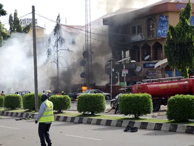 Sebuah bom meledak dan menghancurkan pusat perbelanjaan di Abuja, Nigeria, (25/6/2014). (REUTERS/Afolabi Sotunde)