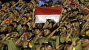 Aksi suporter PS TNI saat Persija melawan PS TNI pada lanjutan Grup D Piala Jenderal Sudirman 2015 di Stadion Manahan, Solo, Selasa (15/12/2015). Persija menang 1-0 atas PS TNI. (Bola.com/Nicklas Hanoatubun)
