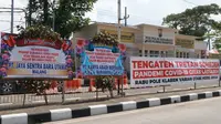 Karangan bunga dukungan untuk petugas Covod-19 di Penyekatan Suramadu. (Dian Kurniawan/Liputan6.com)