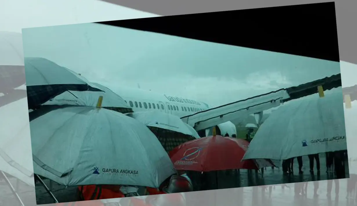 Pesawat Garuda Indonesia dengan nomor penerbangan GA-618 rute Jakarta-Makassar, tergelincir di landasan pacu Bandara Internasional Sultan Hasanuddin, Makassar, Selasa (2/6/2015). (twitter.com/agus_noor)