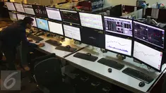 Pekerja mengecek layar indeks saham gabungan di Bursa Efek Indonesia, Jakarta, Selasa (4/4). Pada pemukaan indeks harga saham gabungan (IHSG) hari ini naik tipis 0,09% atau 4,88 poin ke level 5.611,66. (Liputan6.com/Angga Yuniar)