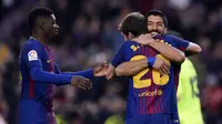 Penyerang Barcelona, Luis Suarez (kanan) mendapat ucapan selamat dari Sergi Roberto dan Ousmane Dembele (kiri) usai mencetak gol ke gawang Levante, pada laga lanjutan La Liga 2017-2018, di Estadio Camp Nou, Minggu (7/1/2018) malam WIB.  (AFP/Josep Lago)