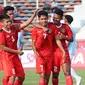 Selebrasi para pemain Timnas Indonesia U-22 setelah mencetak gol pertama ke gawang Myanmar melalui Marselino Ferdinan (kedua kanan) pada laga kedua Grup A SEA Games 2023 di Olympic Stadium, Phnom Penh, Kamboja, Kamis (4/5/2023). (Bola.com/Abdul Aziz)