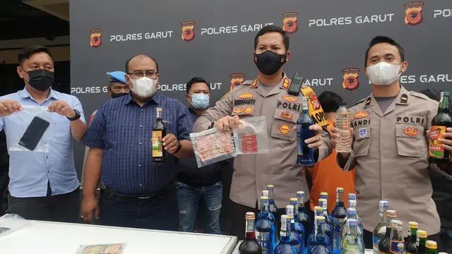 Kapolres Garut AKBP Wirdhanto Hadicaksono menunjukan beberapa barang bukti alat kontrasepsi dalam rilis kasus di Mapolres Garut, Jawa Barat.