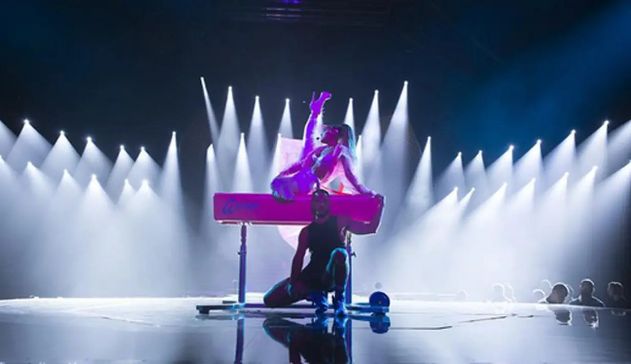 Belum lama ini, Ariana menggaet Nicki Minaj dalam penggerjaan video klip bertajuk Side to Side. Dalam klip itu, tergambar bagaimana lekuk tubuhnya, dan juga para modelnya. (Instagram)