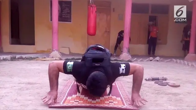 Seorang pria di Pakistan membuat rekor dunia baru dengan melakukan  push-up dua jari dalam satu menit dengan membawa beban seberat 18 kg.