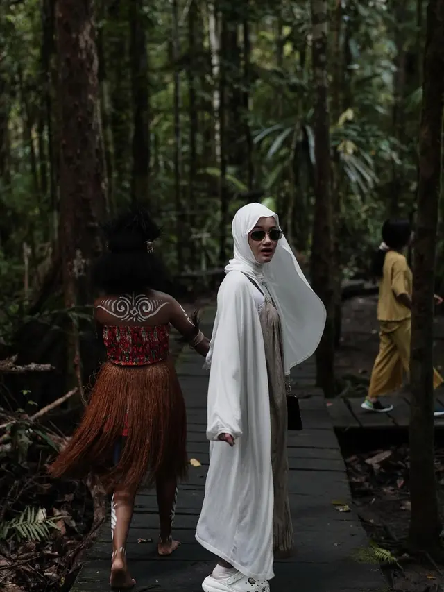 Tampil Mesra, Ini 7 Momen Liburan Dinda Hauw di Kali Biru Raja Ampat