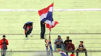 Suporter Thailand pada semifinal Piala AFF U-16 2018 di Stadion Gelora Delta, Sidoarjo. (Bola.com/Aditya Wany)