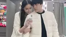 Mirror selfie, Choi Han Bit dan Choi Tae Il tampil serasi mengenakan puffer jacket warna putih. [Foto: IG/choi_tea_il].