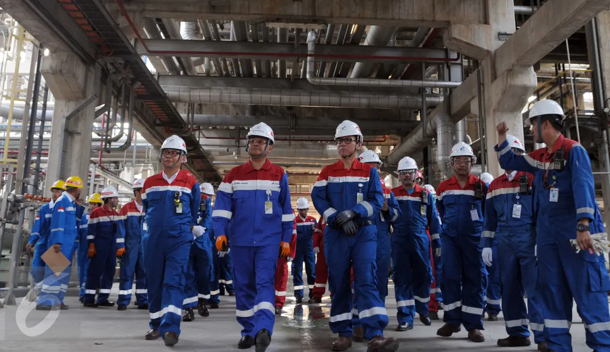 Direktur Pengolahan PT. Pertamina (Persero) Rachmad Hardadi (tengah) disela-sela inspeksi operasi RU VI Balongan di Indramayu, Kamis (14/1). Pertamina menetapkan RU VI Balongan dan RU II Dumai untuk program RDMP tahap kedua. (Liputan6.com/Helmi Afandi)
