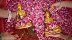 Warga membersihkan patung Buddha dalam persiapan perayaan Tahun Baru Imlek 2577 Kongzili di Vihara Buddhayana, Surabaya, Jawa Timur pada Senin 9 Februari 2026. Membersihkan patung Buddha merupakan ritual sakral tahunan yang dilakukan sebagai simbol penyucian diri dan penghormatan dalam menyambut Tahun Baru Imlek. (JUNI KRISWANTO/AFP)